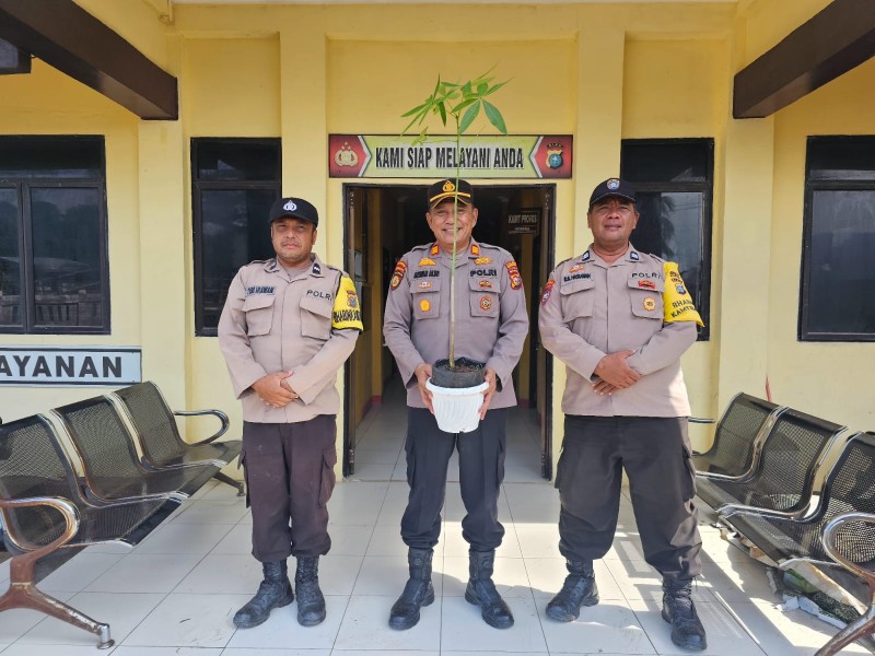Kapolres Inhil Berikan Bibit Pohon untuk Kapolsek dan Personel yang Berulang Tahun, Wujud Apresiasi dan Komitmen Penghijauan