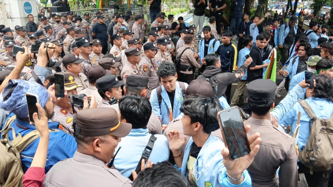Mahasiswa Gelar Demo di DPRD Riau Berlangsung Damai