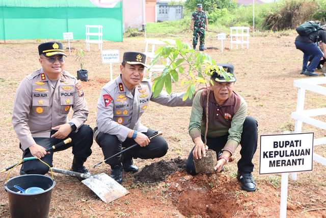 Tanam Bibit Pohon Di Meranti, Kapolda Riau : Untuk Masa Depan Peradaban Anak Cucu Kita