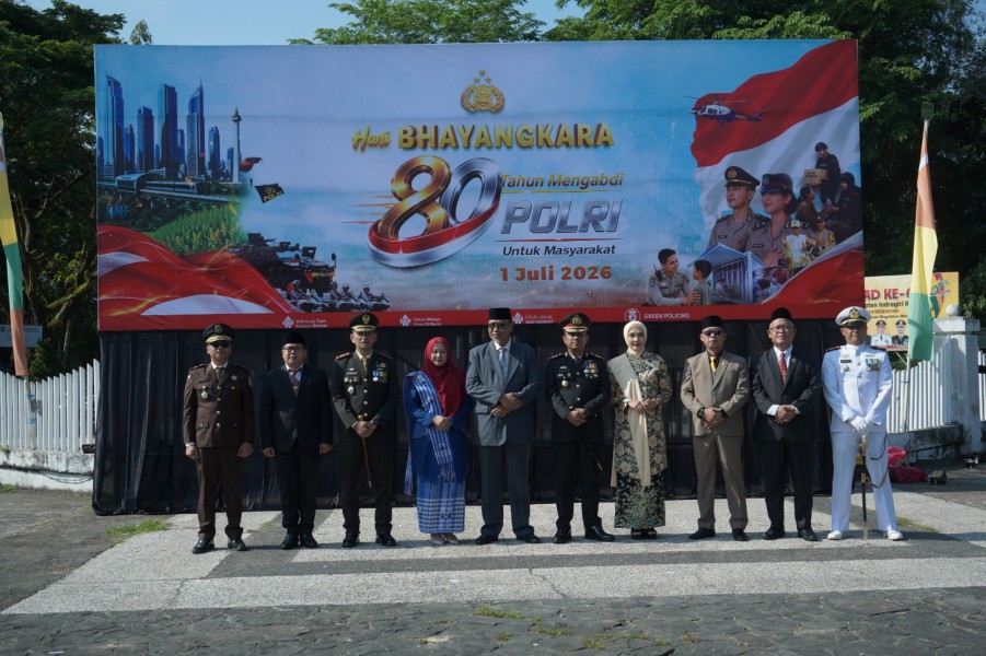 Tembilahan – Sekretaris Daerah Kabupaten Indragiri Hilir, Tantawi Jauhari,  menghadiri Upacara Peringatan Hari Bhayangkara ke-80 yang diselenggarakan Polres Indragiri Hilir di Lapangan Apel Kantor Bupati Indragiri Hilir, Temb