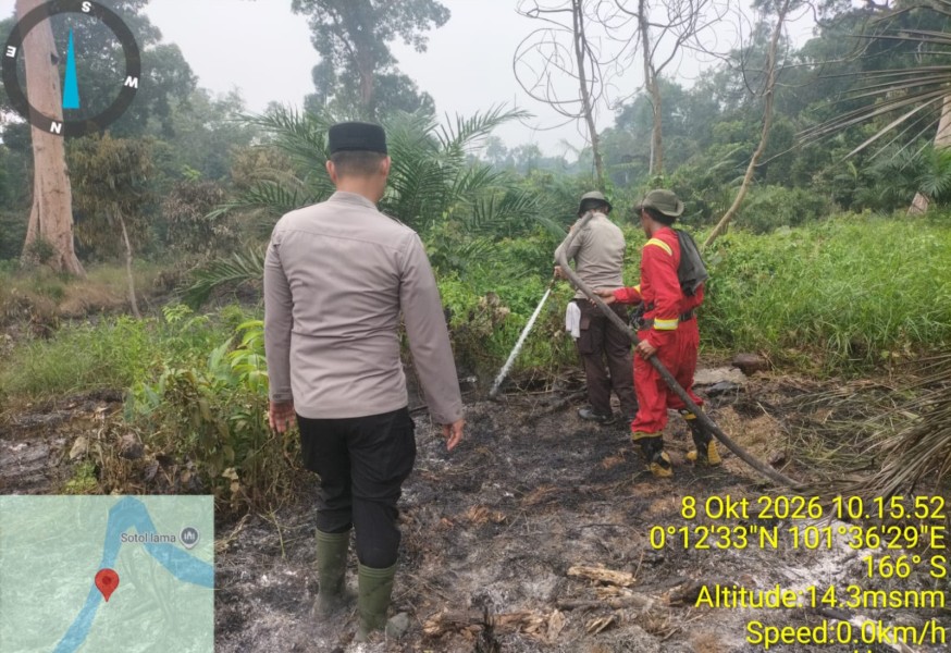 Wujud Sinergi, Tim RPK PT Agritasari Prima Bersama Polsek Langgam Padamkan Karhutla di Desa Sotol