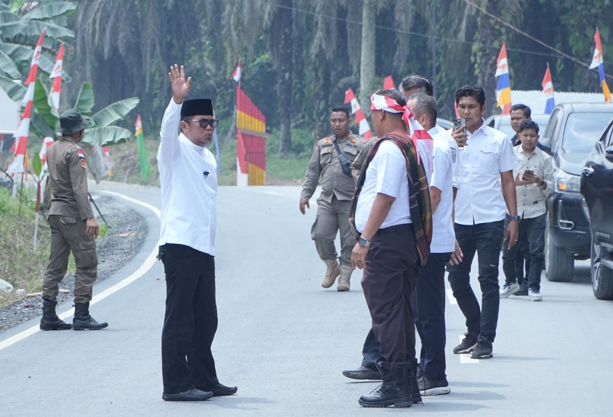 Bupati Zukri Tinjau Pengaspalan Jalan CSR Perusahaan di Desa Batang Kulim