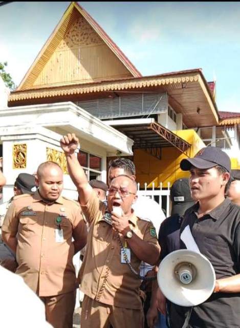 Ahmad Syifa : Dari Tukang Semir Sepatu Menjadi ASN yang Berdedikasi