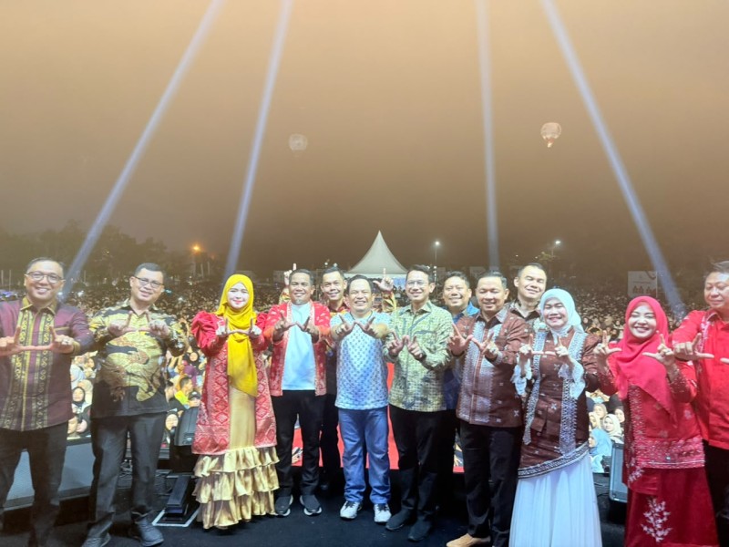 Meriah Bersama Wali Band, Bupati Zukri-Wabup Husni Tamrin Tutup Helat Pelalawan ke-27