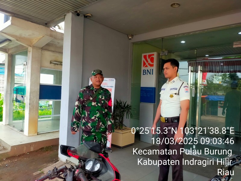 Babinsa Koramil 11/Pulau Burung Gelar Komsos dengan Pegawai Bank untuk Tertibnya Penukaran Uang Baru
