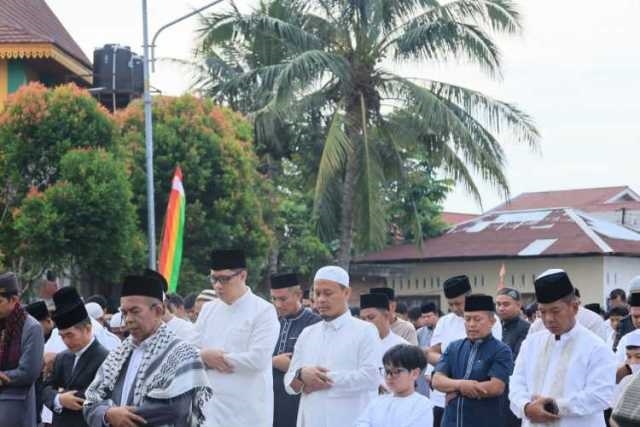 Ketua DPRD Inhil Hadiri Pelepasan Jemaah Haji Kloter XI Embarkasi Batam