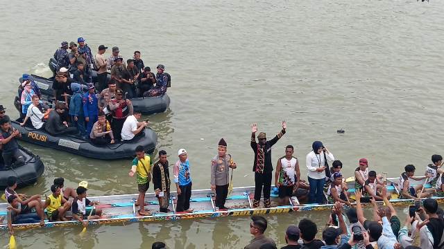Melly Mike Meriahkan Pacu Jalur 2025 di Kuantan Singingi