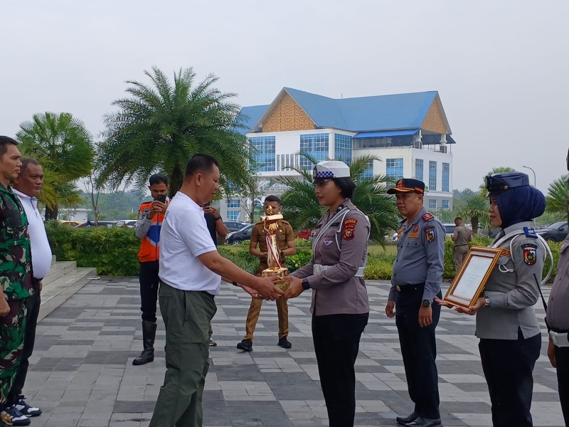 Sekdako Terima Piala WTN di Kompleks Perkantoran Tenayan Raya