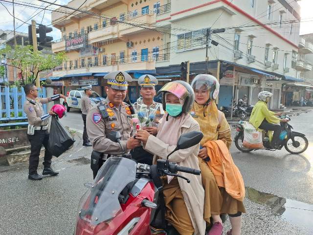 Rayakan Hari Kartini, Sat Lantas Polres Meranti Bagi Helm dan Bunga Bagi Pengendara
