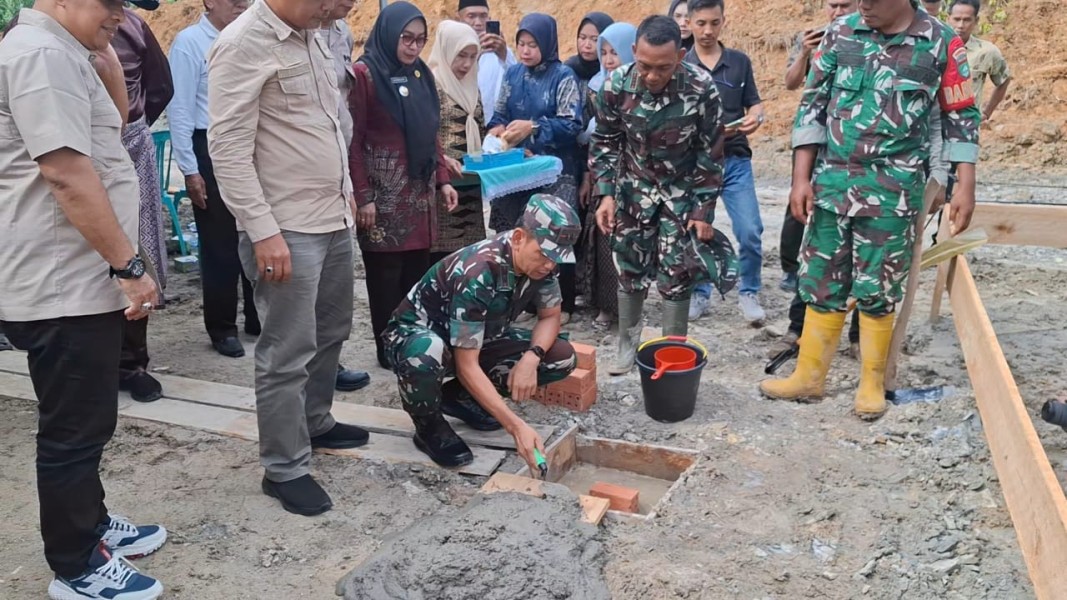 Dandim Inhil Melaksanakan Peletakkan Batu Pertama Pembangunan Fisik Koperasi Merah Putih