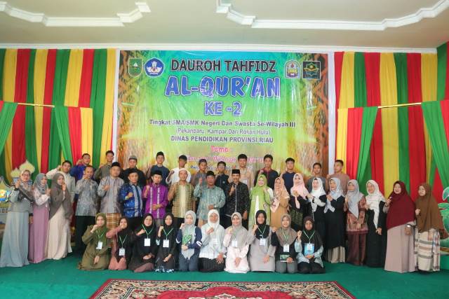 Dauroh Tahfiz Al-Qur'an SMA 6 Pekanbaru: Sinergi Sekolah dan Disdik Riau Cetak Generasi Cinta Al-Qur'an