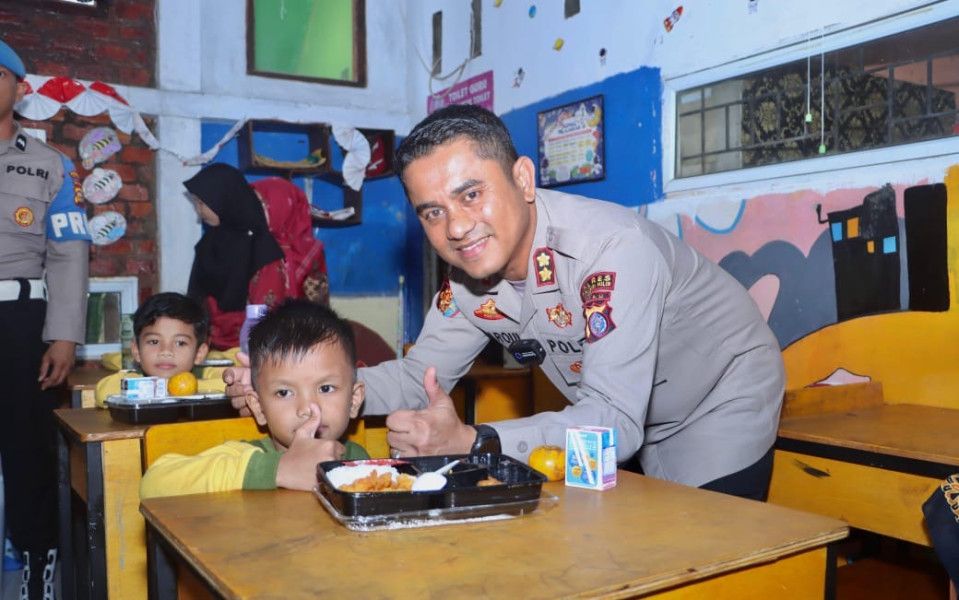 Siswa SD IT Ziqra Dapat Makan Gratis dari Polres Inhil