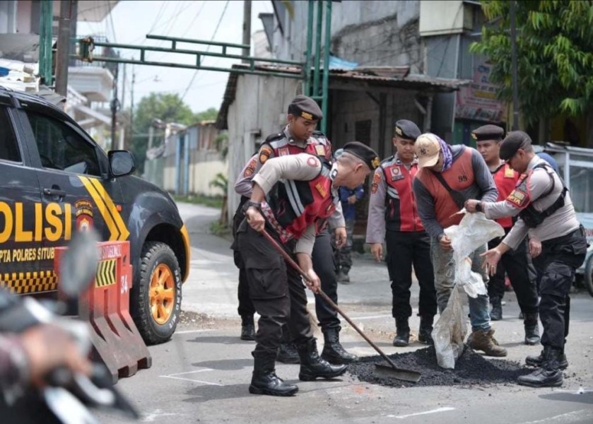 Banyak Jalan Berlubang di Situbondo, Polisi Turun Tangan Tambal Aspal