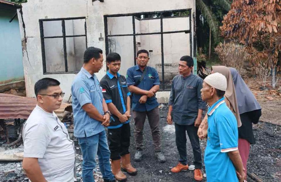 Peduli Lingkungan Sekitar, PT PAS Serahkan Bantuan Tunai bagi Korban Kebakaran