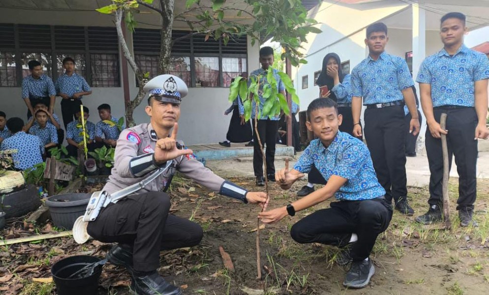 Polres Inhil Laksanakan Program Police Go To School dan Green Policing di SMAN 1 Tembilahan Hulu