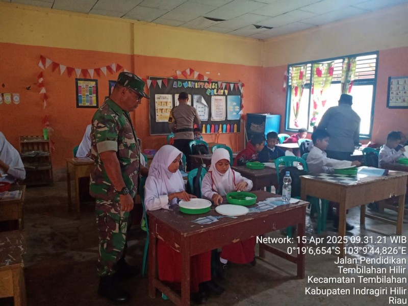 Babinsa Tembilahan Hilir Sertu Anton Aktif Dukung Pendampingan Makanan Bergizi di Sekolah