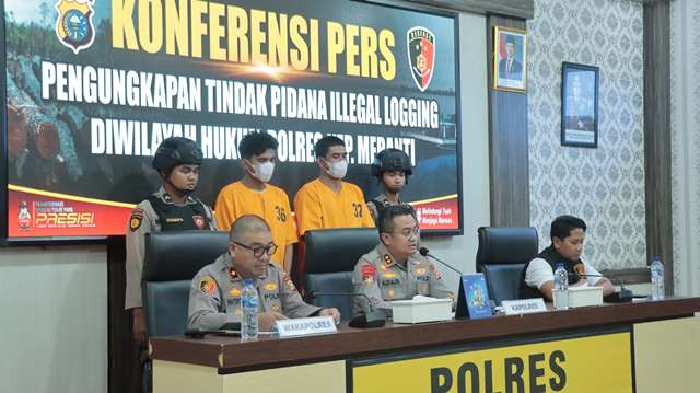 Gelar Konferensi Pers, Dua Tersangka Ilegal Logging Di Amankan Polres Meranti