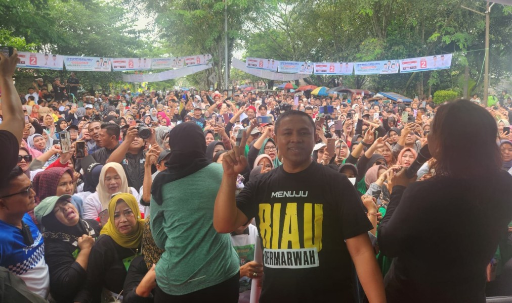 Abdul Wahid Pulang ke Inhil, Ribuan Warga Ikut Ramaikan Senam Sehat Fermadani-Bermarwah