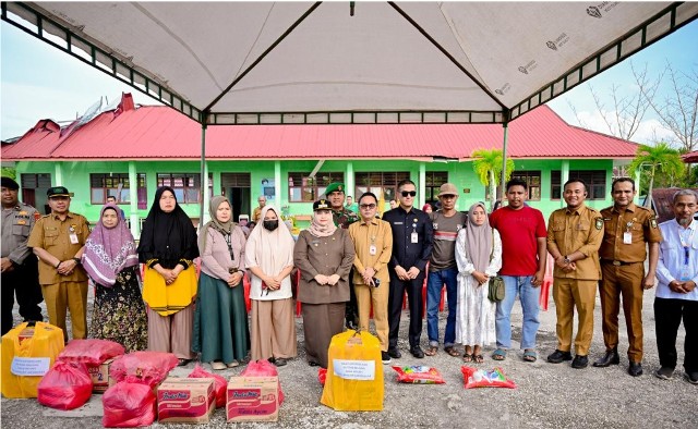 Bupati Bengkalis Serahkan Bantuan kepada Korban Puting Beliung di Bandar Laksamana