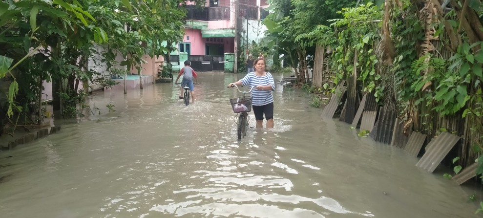 Banjir Melanda Perumahan Bumi Ciruas Permai, Polres Serang Turun Tangan Distribusikan Bantuan