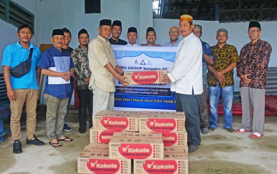 PT Pulau Sambu di Kuala Enok dan YBDA Bagikan Biskuit Lebaran untuk Warga Tanah Merah