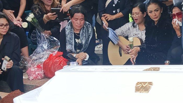 Manajer Kris Dayanti Tutup Usia: Yuni Shara Berduka, Mengantar Hingga Peristirahatan Terakhir