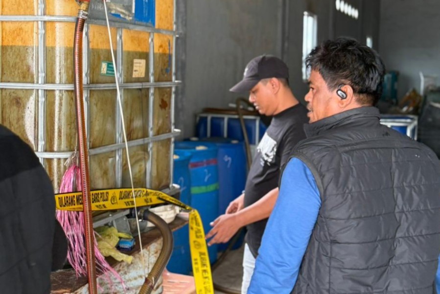 Polres Pelalawan Amankan Dua Tersangka dan Ribuan Liter Solar Subsidi Ilegal di Teluk Dalam