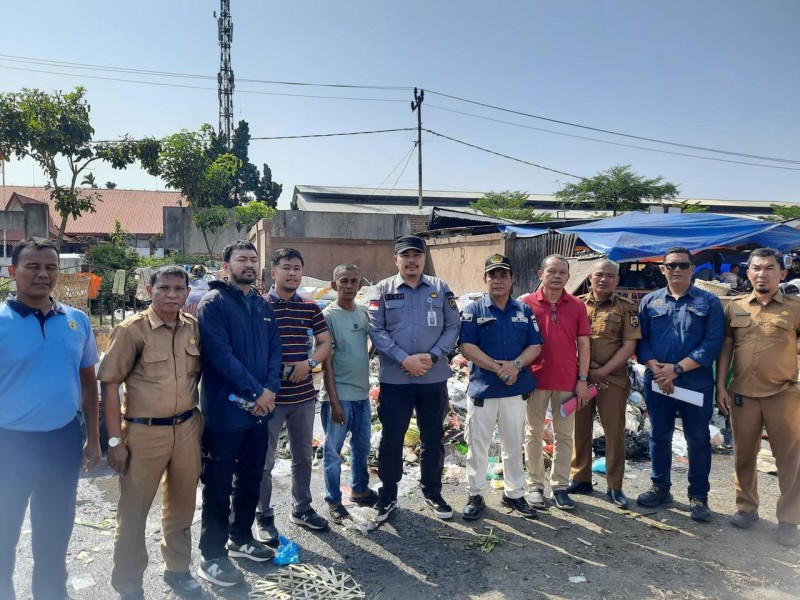 DLHK Kota Pekanbaru Pantau Langsung Aktivitas Pengangkutan Sampah di Pasar Pagi Arengka
