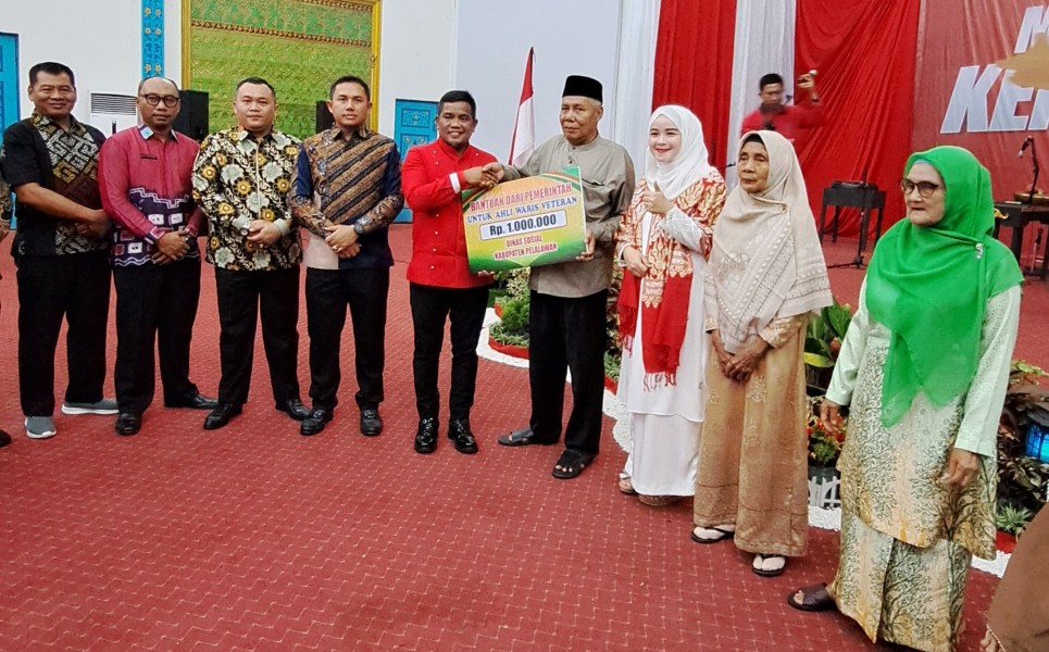 Malam Resepsi Kenegaraan, Bupati Zukri Berikan Tali Asih kepada Ahli Waris Keluarga Veteran