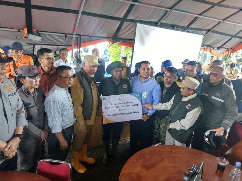 Tahap Pertama, BSI Salurkan Bantuan untuk Penyintas Banjir Bandang di Solok, Sumatra Barat