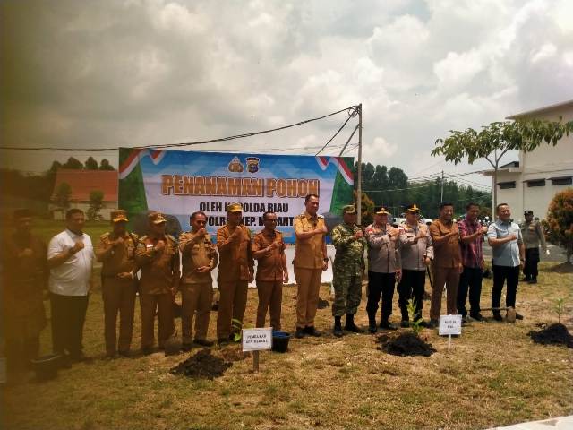Kapolda Riau Penuhi Janji Masyarkat Bokor Berikan 20 Mesin Ketingting