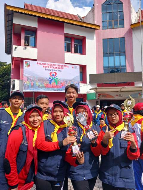 PMR Wira SMA Negeri 5 Pekanbaru Menorehkan Prestasi dengan 3 Gelar Juara pada Lomba Palang Merah