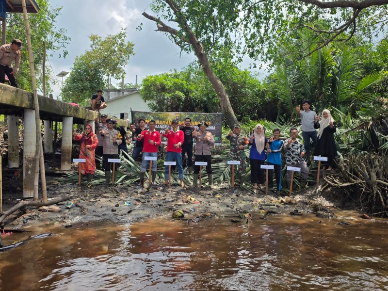 Aksi Nyata Kapolsek Pelangiran, Tanam Mangrove di Bantaran Sungai demi Ekspedisi Merah Putih Presisi 2026
