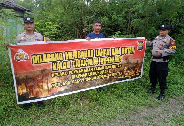 Bhabinkamtibmas Polsek Bandar Sei Kijang Berupaya Meningkatkan Kesadaran Masyarakat tentang Bahaya Karhutla