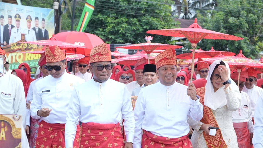 Bakar Semangat Kafilah, Bupati Pelalawan Turun Langsung Ikuti Pawai Ta'aruf MTQ Riau di Kuansing