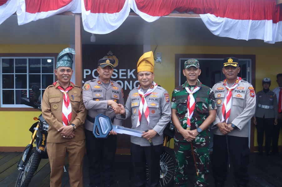 Kapolda Riau Kunjungi Concong, Tanam Mangrove hingga Salurkan Bantuan untuk Masyarakat Pesisir