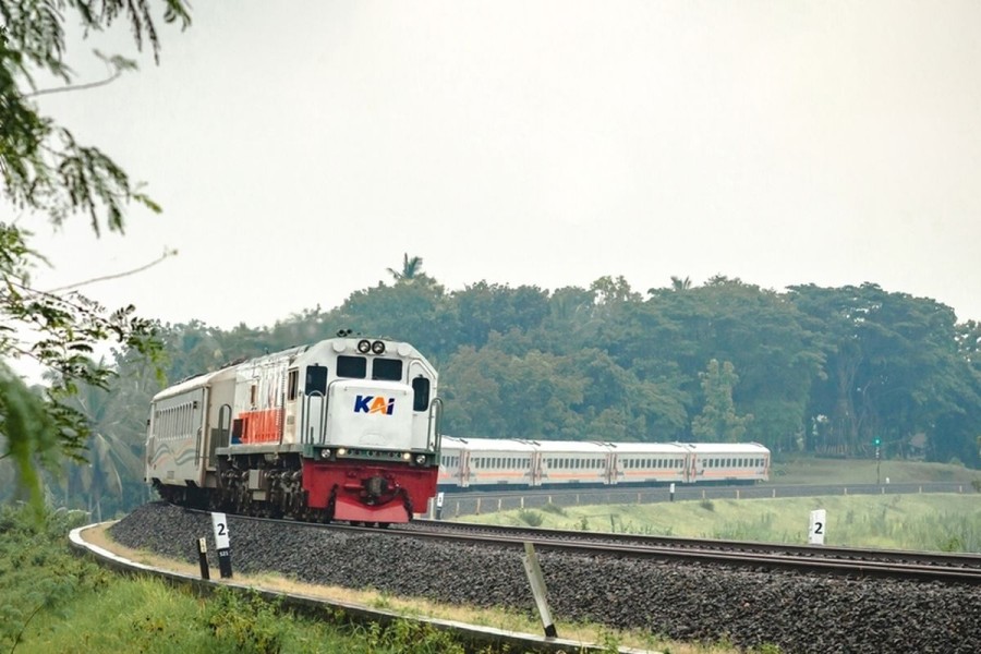 Penumpang Kereta Api Turun di Persilangan Rel untuk Jajan: KAI Ubah Operasional untuk Keamanan