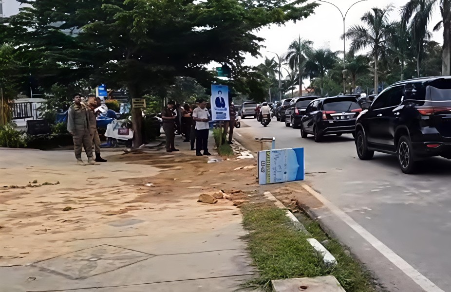 Ceceran Tanah Timbun di Jalan Sudirman Buat Pemotor Celaka, Satpol PP Pekanbaru Turun Sanksi Pemilik