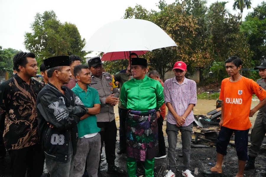 Tinjau Lokasi Kebakaran Pasar Kuala Semundem, Bupati Pelalawan Salurkan Bantuan