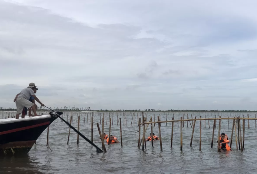 Nelayan Tanjung Pasir saat Bongkar Pagar Laut Bersama TNI AL