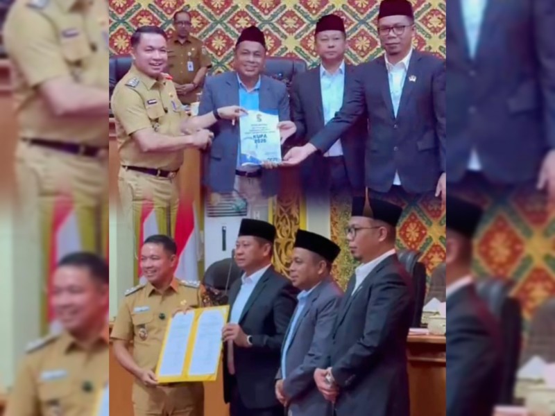 Wakil Bupati Hadiri Dua Agenda Penting Rapat Paripurna DPRD Pelalawan