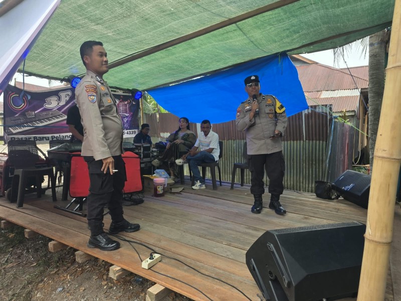 Babinkamtibmas Polsek Pelangiran Gencarkan Himbauan Karhutla Melalui Announcer Presisi di Pasar Pelangiran