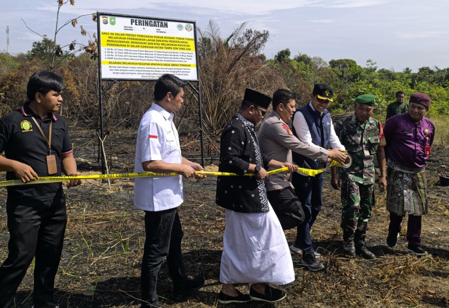 Forkopimda Pasang Plang Larangan Karhutla, Tercatat 50 Hektare Lahan di Pelalawan Terbakar