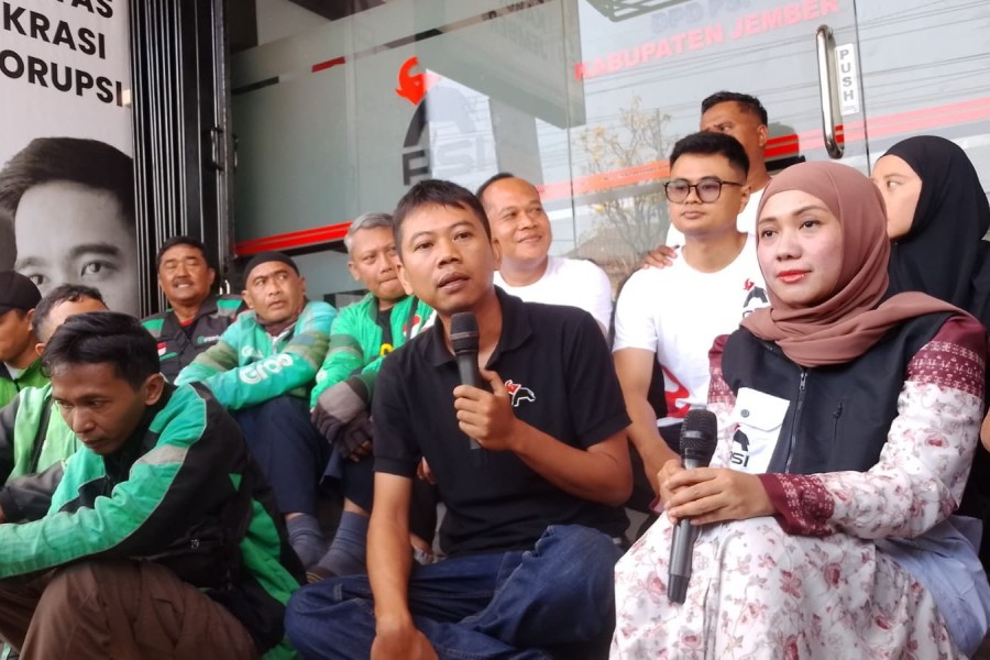 Duduk Lesehan Bareng Ojol, Pengurus PSI Buka Kantor Untuk Rumah Rakyat