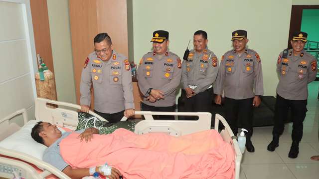 Wujud Perhatian, Kapolres Meranti Jenguk Personil yang Sakit di RSUD Selatpanjang