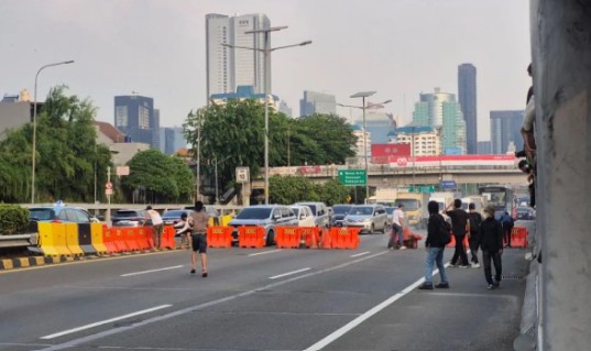 Demonstran Blokir Ruas Tol Dalam Kota di Depan DPR/MPR RI