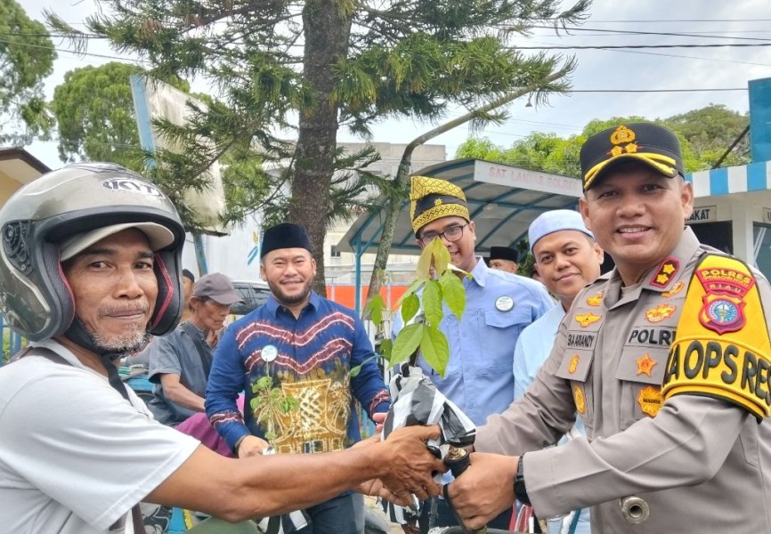 Ramadan Penuh Kepedulian, PIP Inhu-Kuansing dan KBB Berbagi Takjil serta Bibit Pohon untuk Masyarakat
