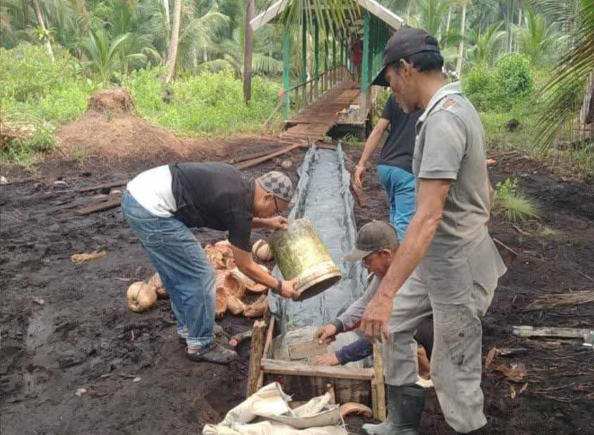Warga Desa Batang Tumu Iuran Bangun Jalan Penghubung Antar Dusun