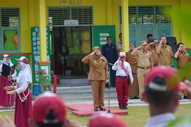 Bupati Siak Afni Zulkifli Kembali ke SDN 02 Kampung Dalam, Bagikan Kisah Masa Kecil dan Motivasi Siswa