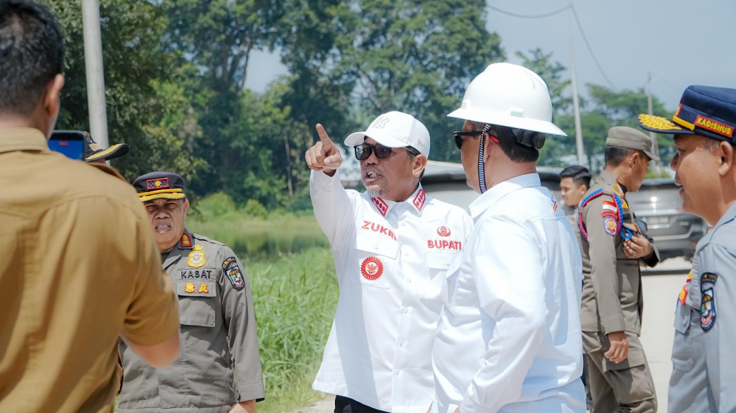 Geram Jalan Rusak Akibat Truk Overloading, Bupati Zukri Ancam Cabut Izin Lintas PT RSS